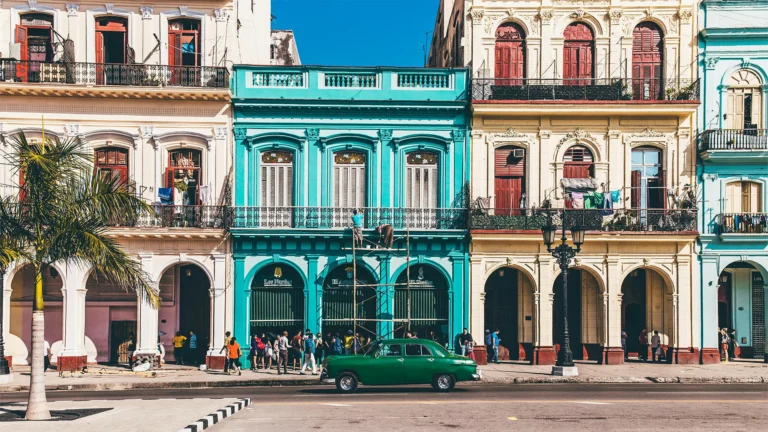 Fachadas pintadas en La Habana para pintar en Cuba sin gastar de más
