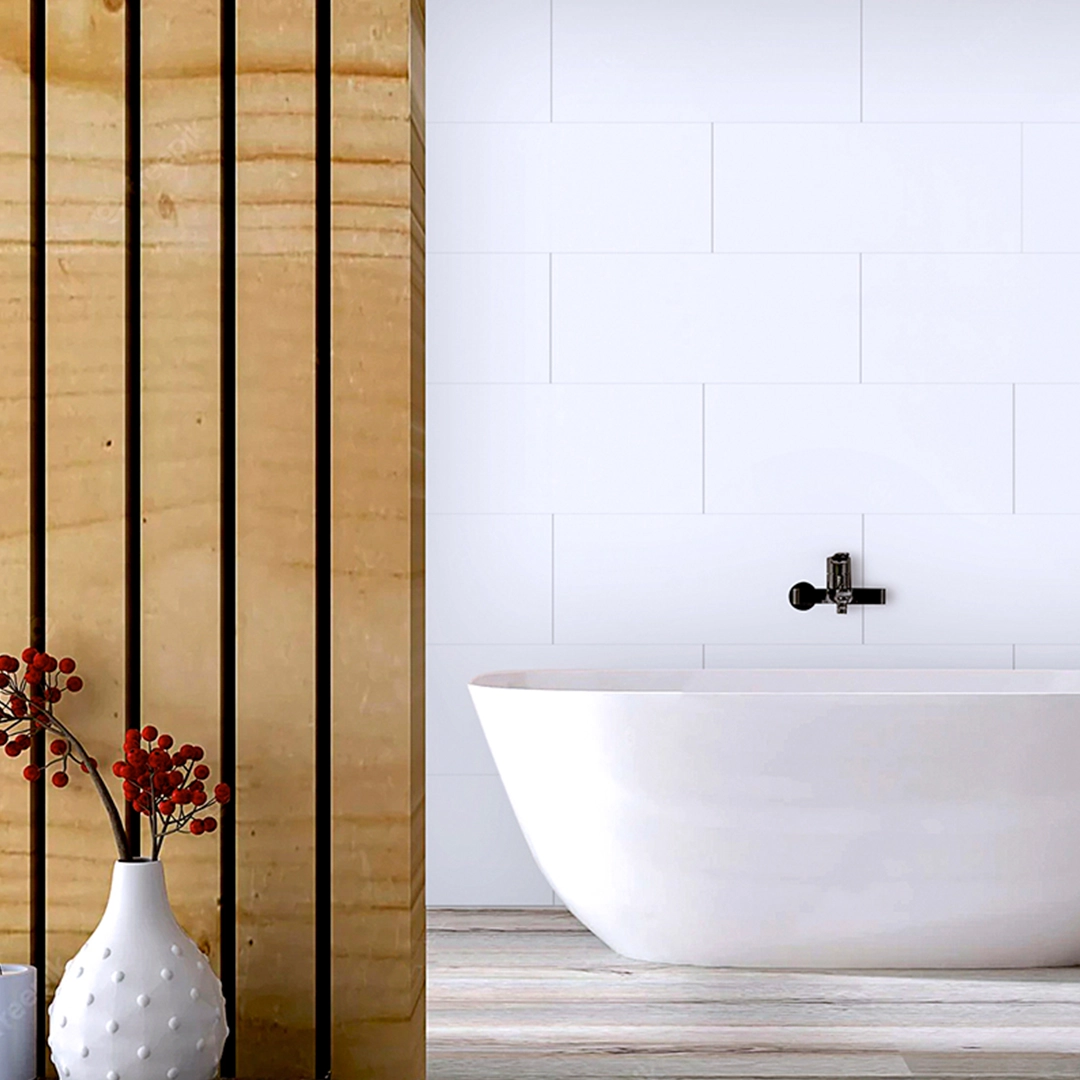 Interior de baño contemporáneo con bañera blanca y revestimiento de azulejos